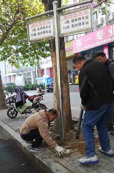 現(xiàn)場辦公，把整改成效落實(shí)到群眾心坎上