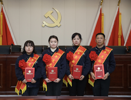 0207 從左至右依次為 點(diǎn)鈔能手王璐、充值能手孫昭娣、教學(xué)能手王慧娟、孫衛(wèi)東.jpg