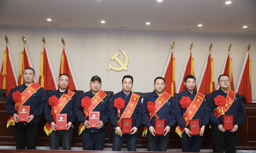 0202  標(biāo)兵從左至右依次為 苗田、尤建鵬、劉德斌、褚聰偉、王占峰、解偉強(qiáng)、馬群藝.jpg