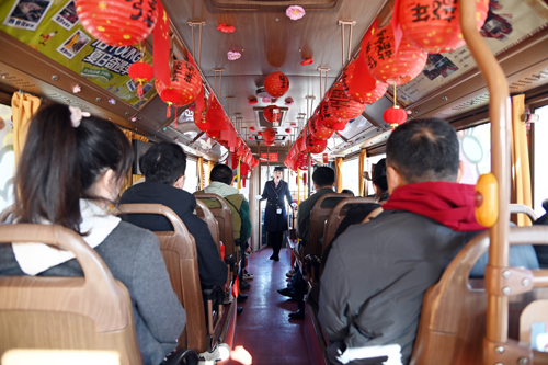 慶祝建司70周年！洛陽公交集團(tuán)邀請(qǐng)市民代表“零距離”探秘公交03.JPG